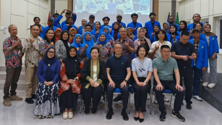The audience (meeting) of the delegation of Pidu District People’s government, China and Rector of Indonesian Respati University (URINDO), Prof. Dr. Cicilia Windiyaningsih, SKM., M.Kes, dean of agriculture faculty, Reni Nurjasmi and members of academic staff.