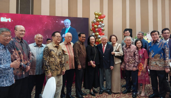 beberapa pengusaha swasta nasional seperti Sofjan Wanandi (pemilik bisnis Gemala Group. sekarang Santini Group), Tan Kian (Dua Mutiara Group; pemilik Hotel Jw Marriott dan Ritz Carlton), SD Darmono (Jababeka) pada perayaan HUT ke 86 Prof. Satyanegara di Pondok Indah Golf Course