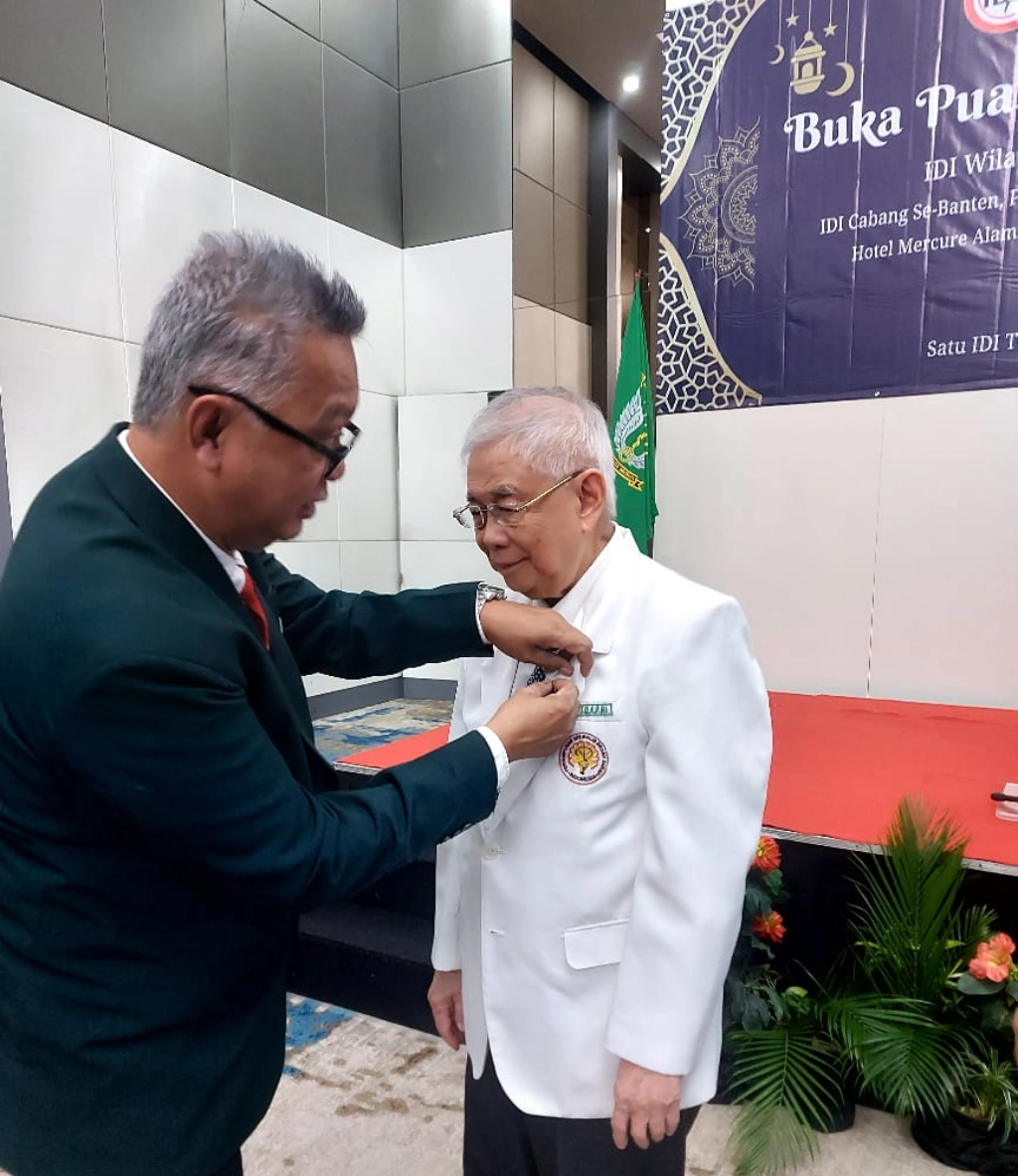 Penyematan Pin Penghargaan Kepada Prof Satyanegara