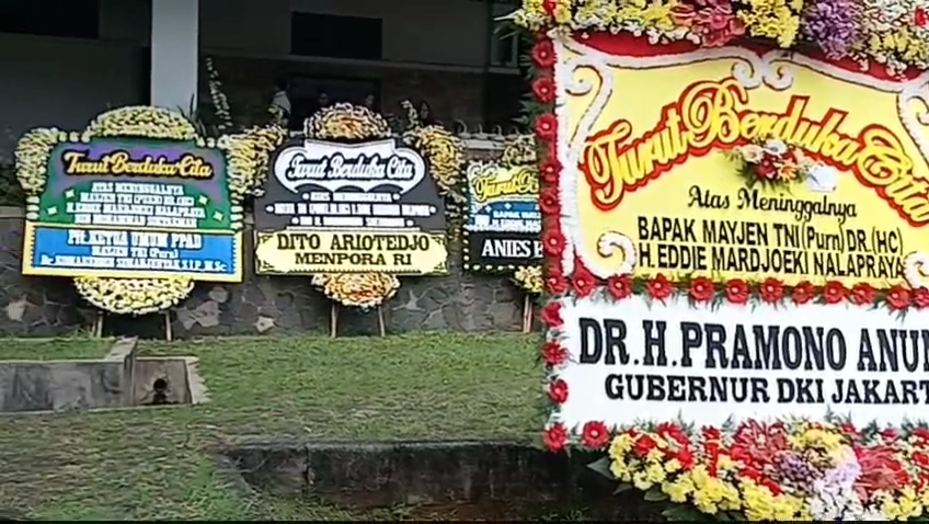 Karangan bunga untuk kepergian almarhum Eddie Nalapraya 