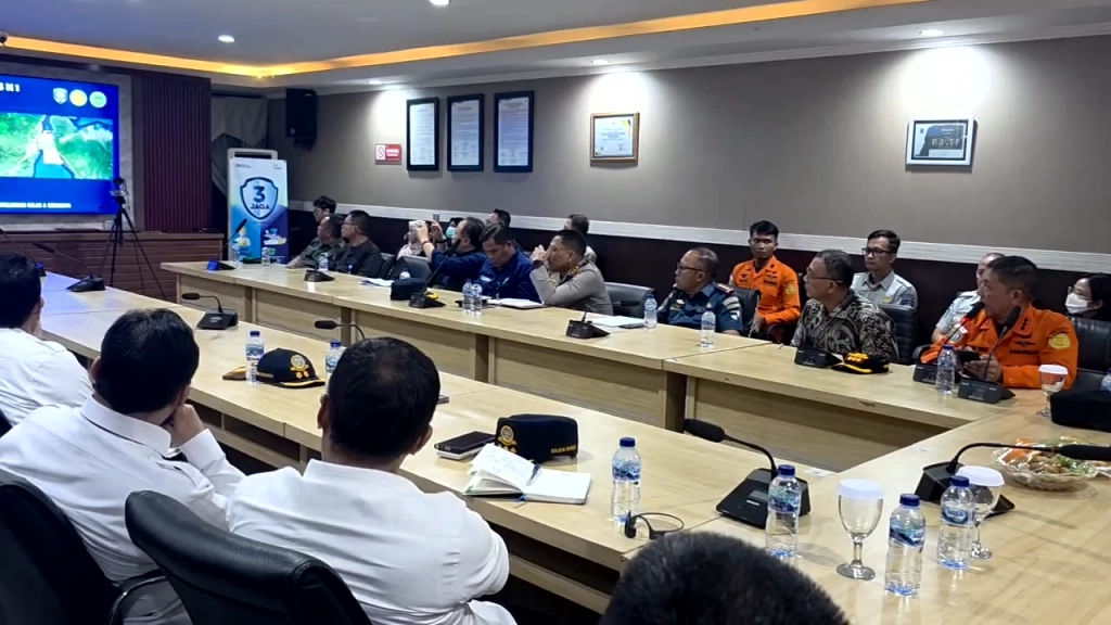 Tim Gabungan penyelamat korban KMP  Tunu 