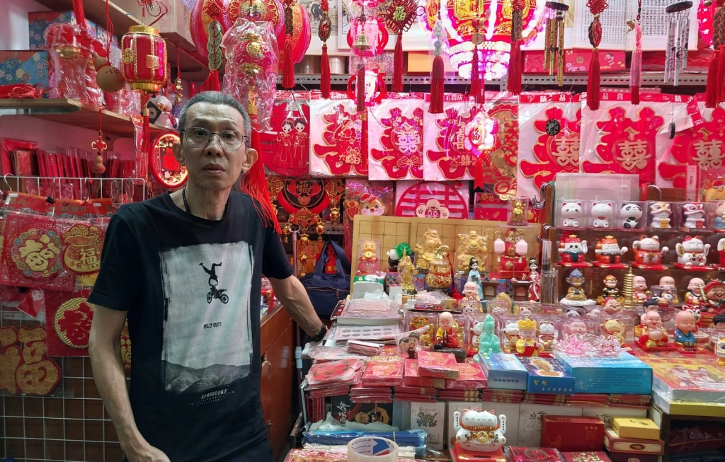 Afuk (anak ibu Asiong) di toko, berjualan skh mandarin seperti HI Sinchew, Guoji, Qiandao yang biasanya banyak dicari ketika ada pergolakan perpolitikan Indonesia