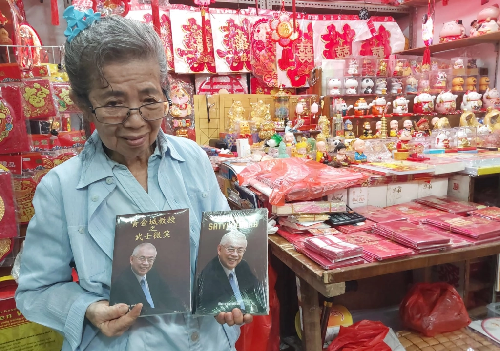Ibu Asiong di gedung Chandra Glodok Pancoran berjualan kalender, aksesoris, pernak-pernik, buku sekolah pelajaran Bahasa mandarin, skh mandarin